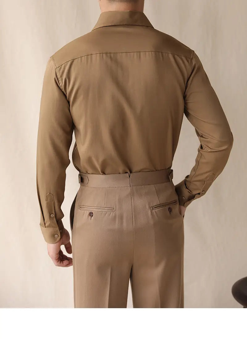 Herren-Khakifarbenes Oberteil mit Ein-Kragen aus Satin, langarm im Business-Stil, mit klassischem Kragen und dezenten Stickdetails.