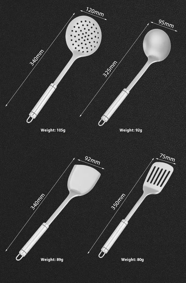 Lot de quatre ustensiles de cuisine en acier inoxydable, comprenant une spatule pour wok en titane, une cuillère à fente, une louche et une écumoire, conçus pour des tâches culinaires polyvalentes.