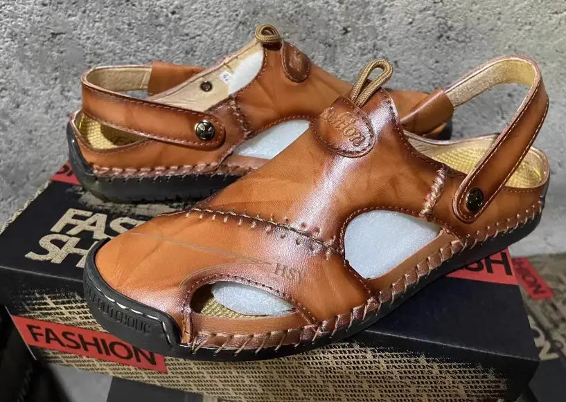 Herren-Roman-Ledersandalen in Braun mit genähten Details und einer schwarzen Gummisohle.