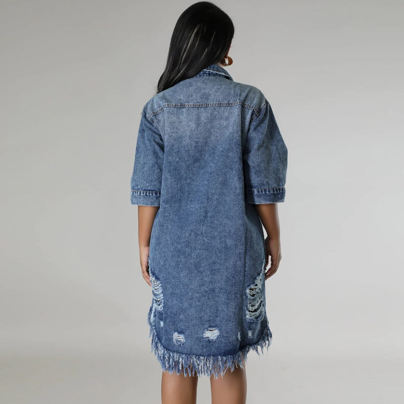 Robe chemise midi en denim bleu, avec tissu abîmé, ourlet effiloché et déchirures latérales.