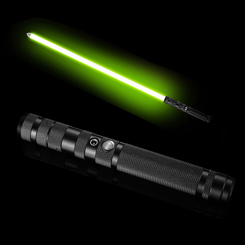 Sabre laser jouet 2-en-1 en métal rgb texturé noir, avec une lame verte lumineuse.