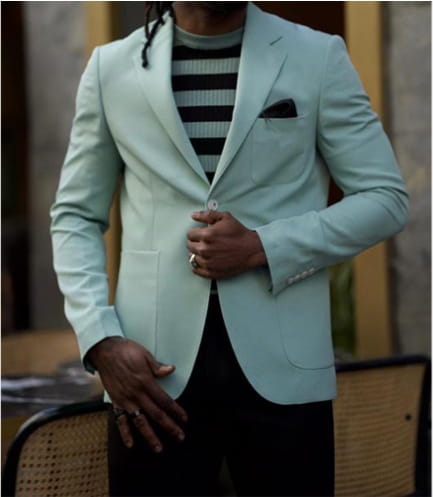 Ein Herren-British-Style-Casual-Blazer-Anzug mit einem hellminzgrünen maßgeschneiderten Blazer mit modernem, elegantem Schnitt und dezentem Strukturmuster.