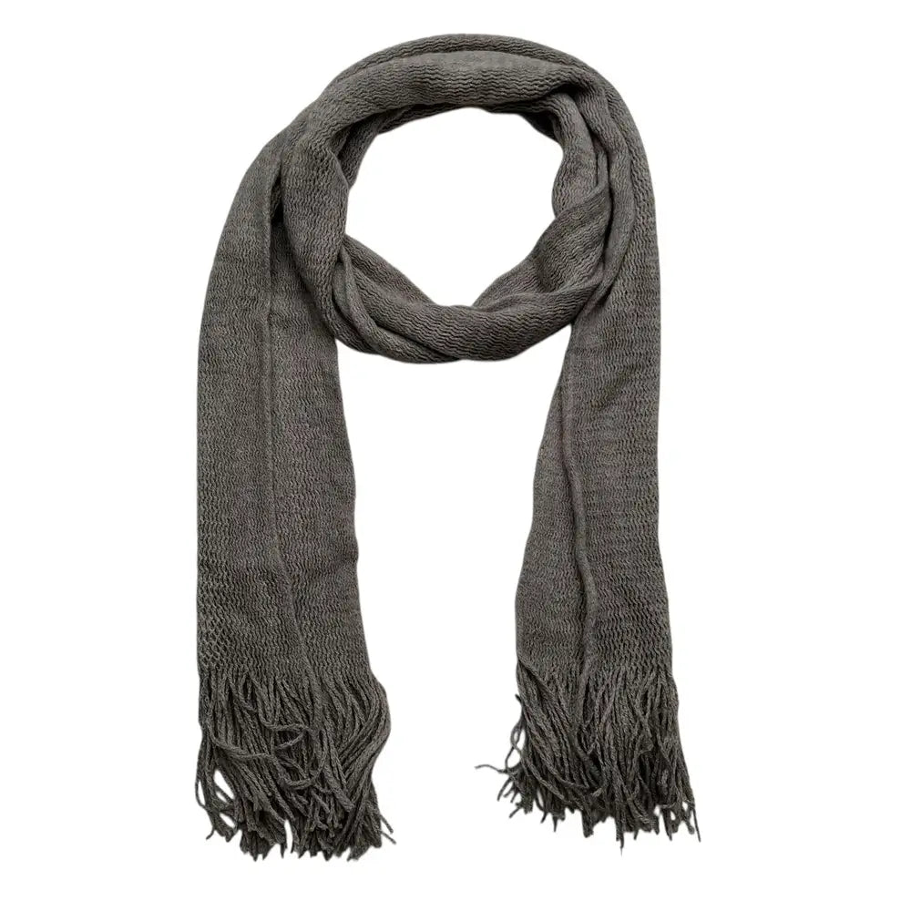 Une écharpe fine en acrylique tricoté, gris foncé, confortable, avec un tissage texturé et des extrémités frangées, conçue comme accessoire d’hiver léger.