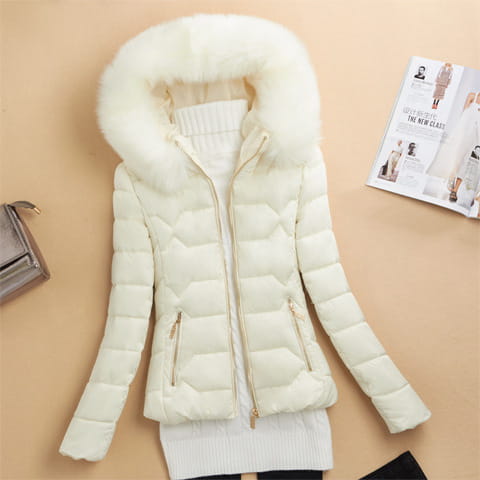 Veste matelassée puffer crème pour femme avec une capuche en fourrure blanche duveteuse et moelleuse, conçue pour les vêtements d’hiver.