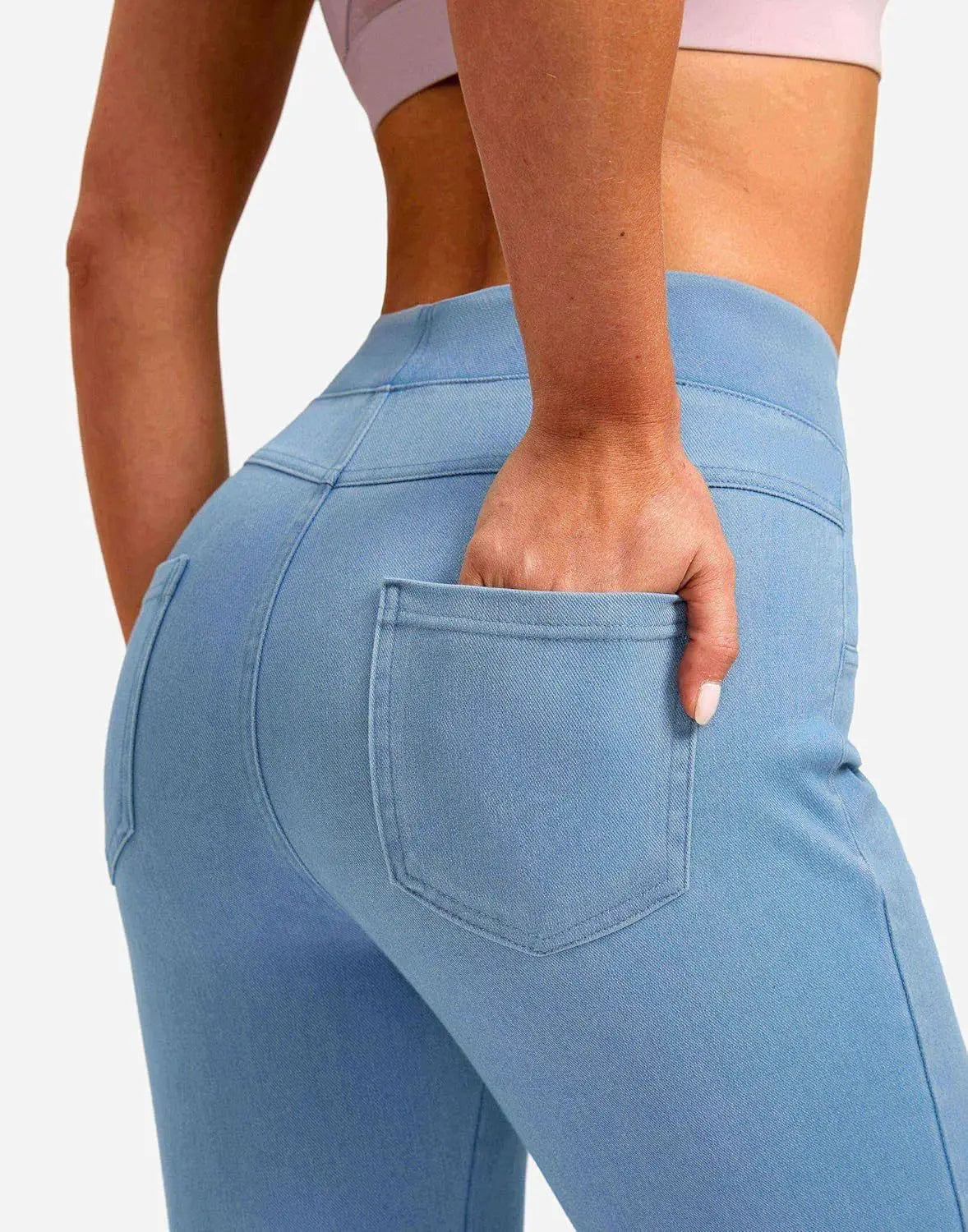 Hellblaue Jeansleggings mit hoher Taille und hinterer Tasche, von hinten abgebildet, entworfen als schlank machende Sporthose.