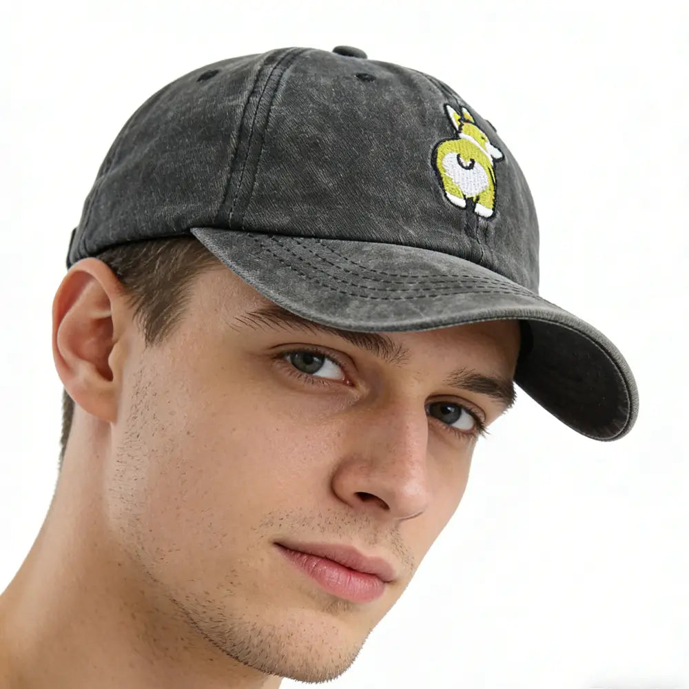 Casquette de baseball en denim corgi vieilli gris foncé, avec un denim vieilli, présentant sur le devant un lapin cartoon brodé vert éclatant.