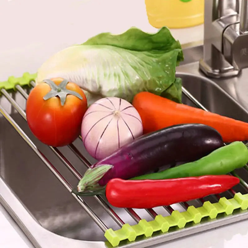 Grün beschichtete Silikon-Abtropfmatte aus Edelstahl mit flexiblen ineinandergreifenden Rillen für ein effizientes Abtropfen von Gemüse.