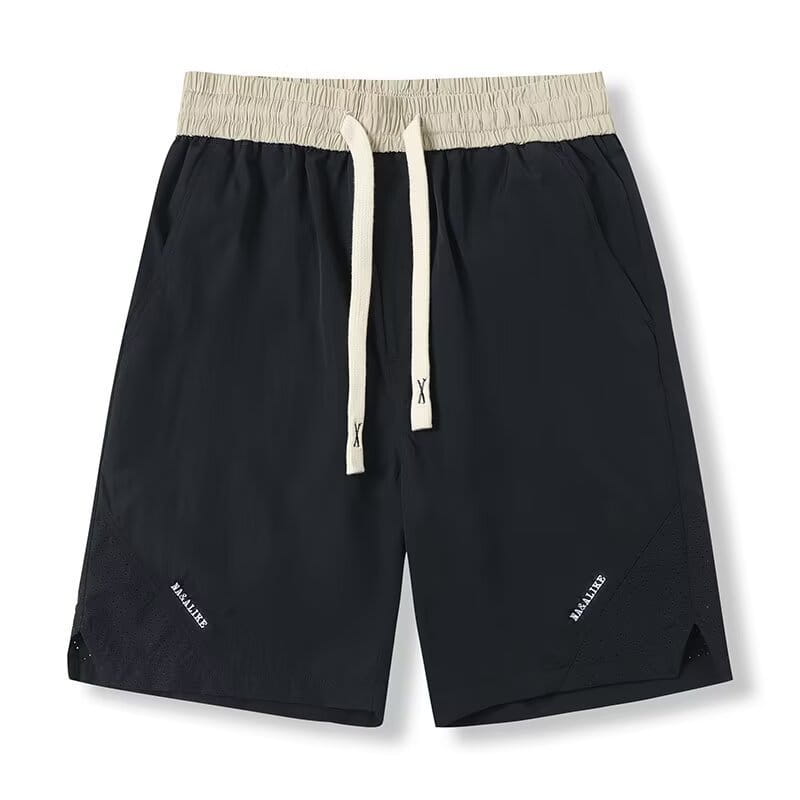 Shorts en nylon décontractés pour hommes, coupe droite, noirs, avec une ceinture élastique beige et des cordons assortis, arborant une marque malike discrète sur les jambes inférieures.