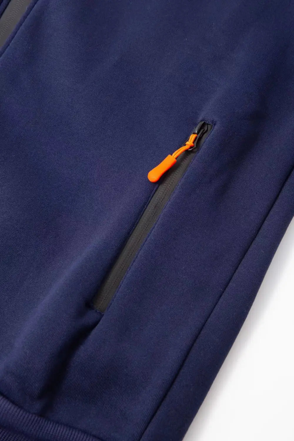 Sudadera deportiva con cierre para hombre en tallas grandes en forro polar azul marino, con tirador de cremallera color naranja brillante.