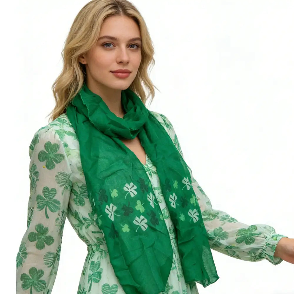 Un foulard à motif de trèfle vert vif, imprimé, fabriqué dans un tissu léger, présenté dans un ensemble de 2 pièces vert terre.