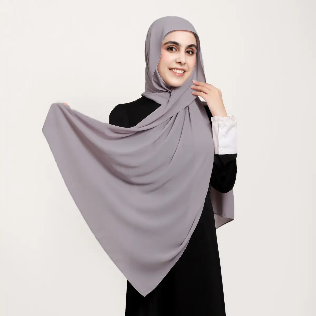 un hijab magnétique en mousseline gris clair doux, fabriqué dans un tissu léger de couleur unie kaki