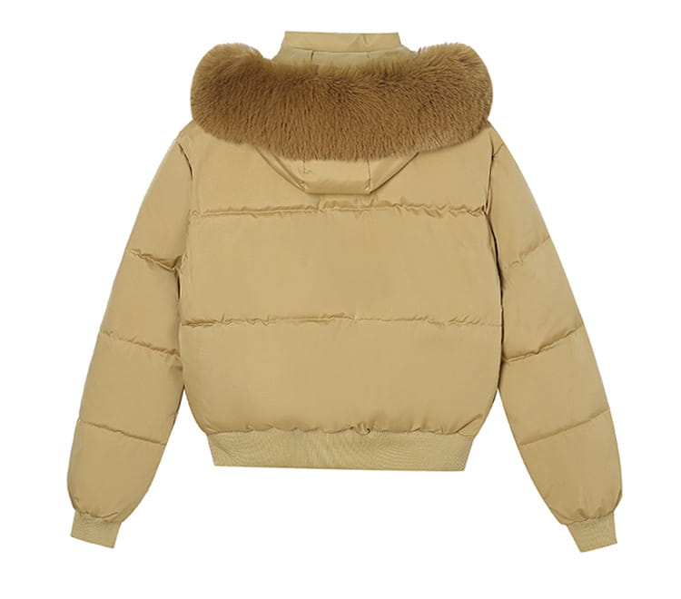 Beige Damen-Fell-Kapuzensteppjacke mit voluminöser braun-beiger Fell-innenkapuze, entworfen für Wärme und Stil.