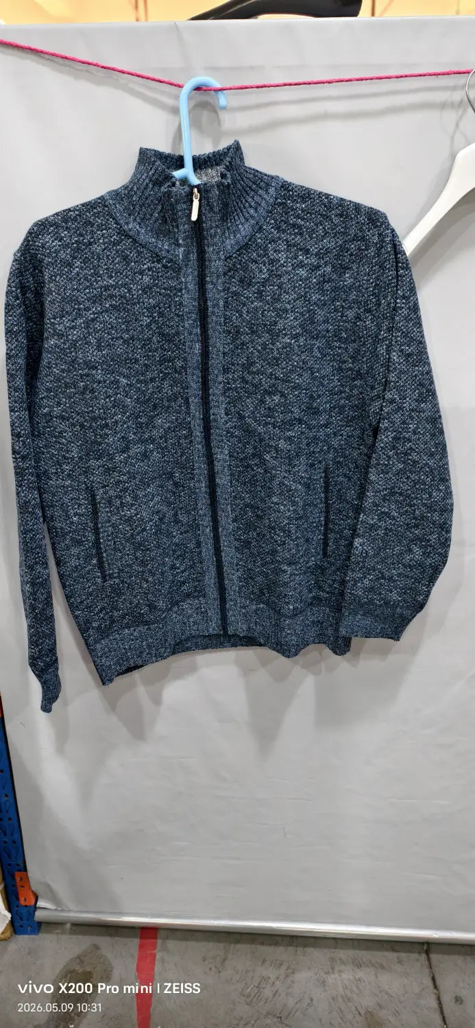 Herren-Cardigan mit Strukturstrick und Reißverschluss in Dunkelblau, mit geripptem Kragen und Bündchen sowie Strukturstrickstoff.