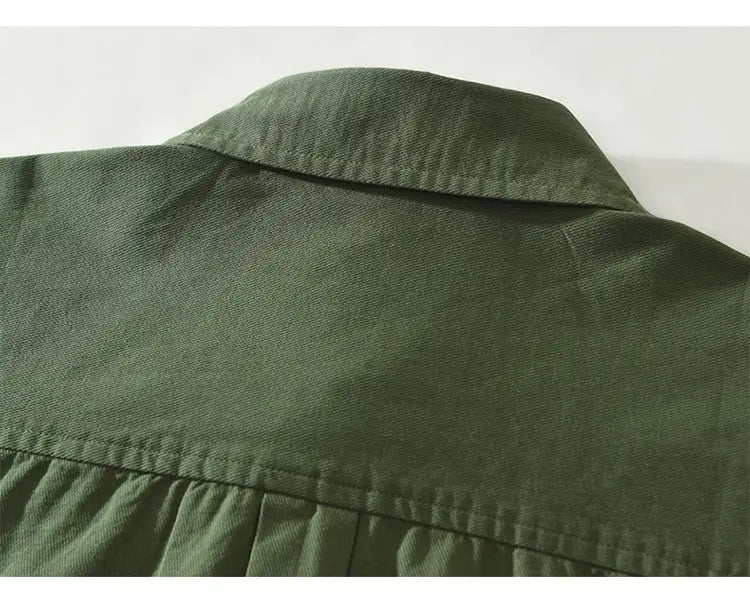 Chemise à manches longues en coton style japonais vert olive pour homme, illustrant la face arrière, avec un col structuré et des plis discrets.