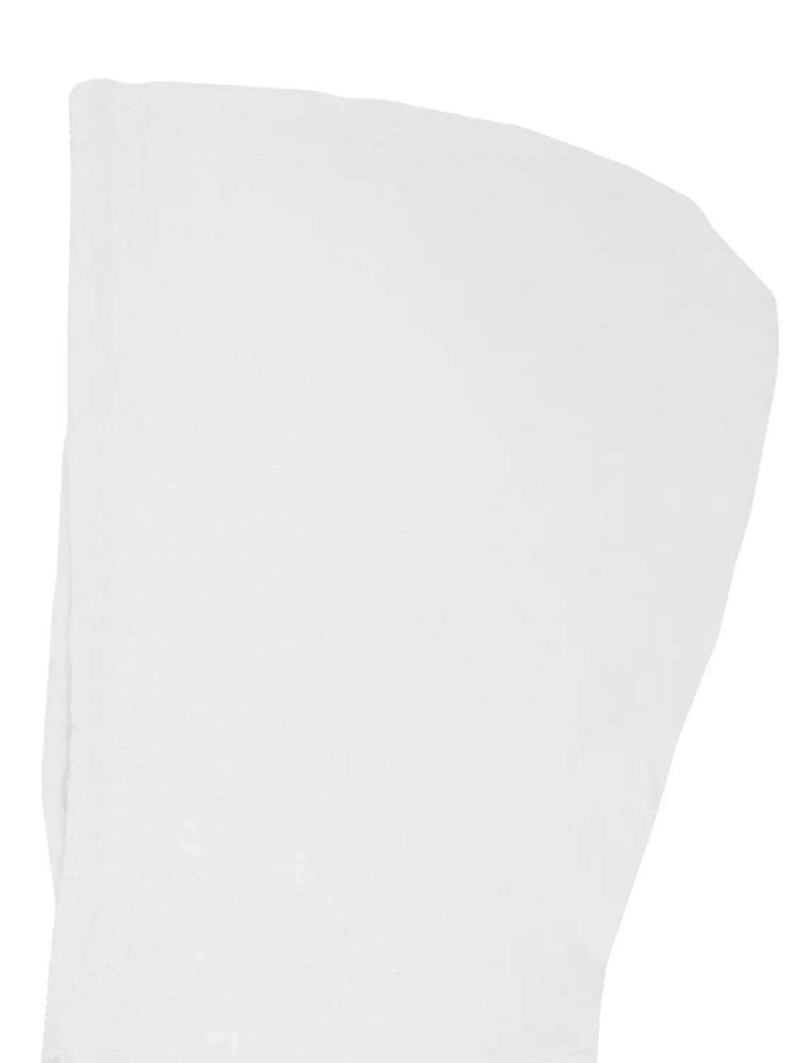 Una hoja de papel suave color marfil, con superficie texturizada y bordes curvos, colocada junto a una camisa de cárdigan con capucha ligera para hombre.