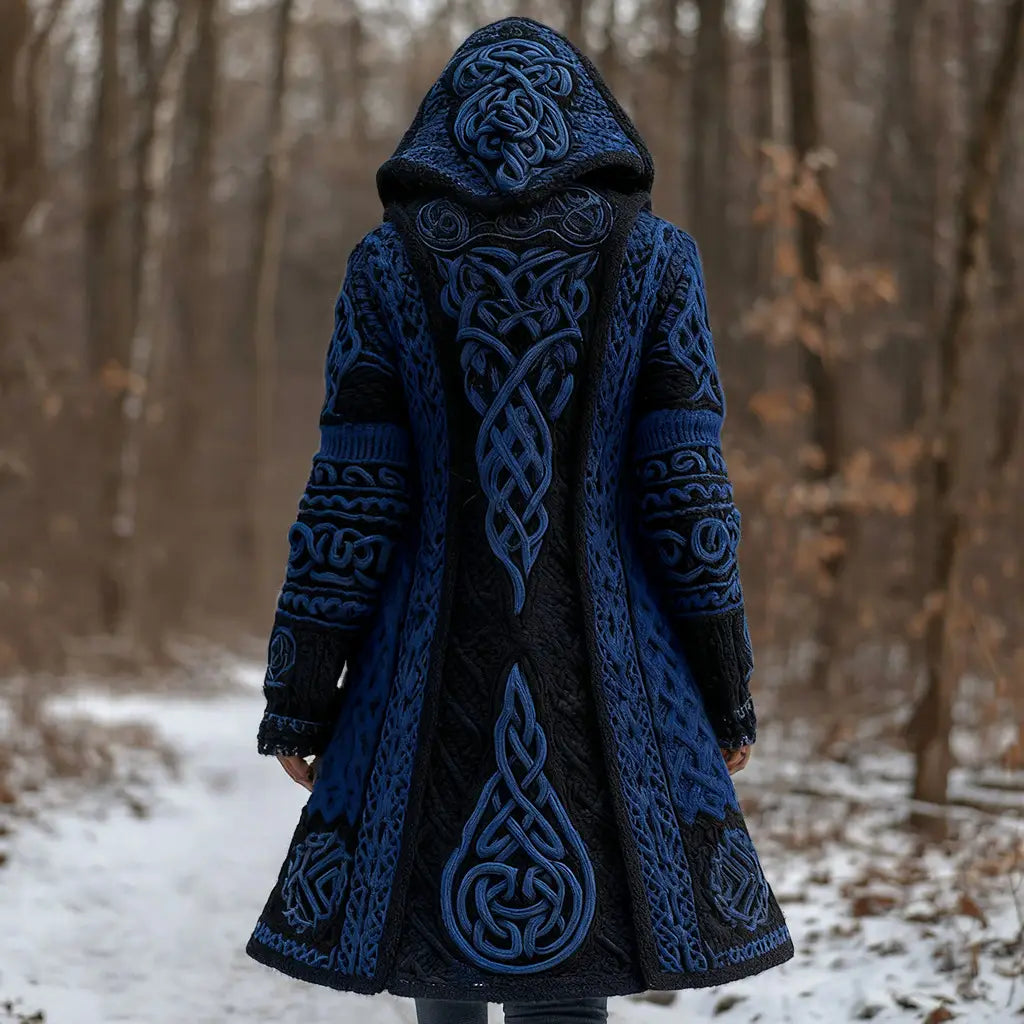 Abrigo con capucha de punto azul profundo y negro, impreso en 3D, con bordado intrincado de nudos celtas, mangas largas y un ajuste holgado, diseñado como ropa de abrigo de invierno.