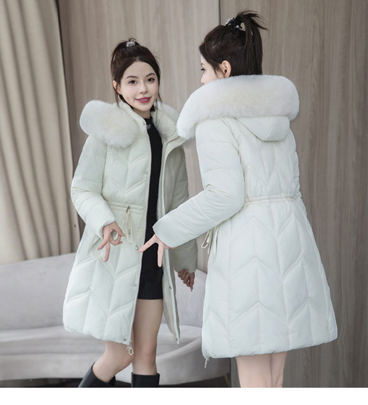 Weiße gesteppten Winterjacke aus Baumwolle mit einer kuscheligen, pelzgefütterten Kapuze, ausgelegt für das Tragen bei kaltem Wetter