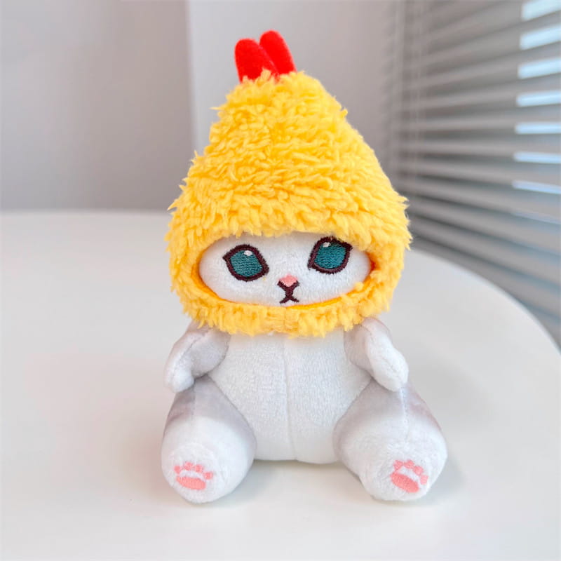 ふわふわした黄色のフードに、赤いアンテナが付いたぬいぐるみの白猫。猫サメのぬいぐるみキーホルダー、日本の猫の人形（だるま）風のペンダント。