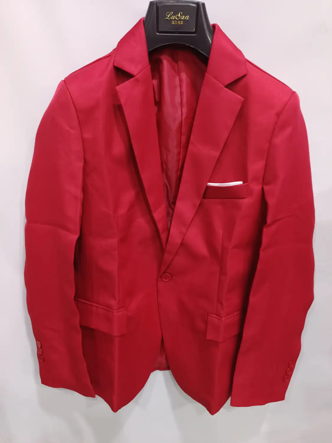 Ein leuchtend roter Herren-Slim-Fit-Freizeitblazer mit eleganter, maßgeschneiderter Passform und dezentem Glanz.