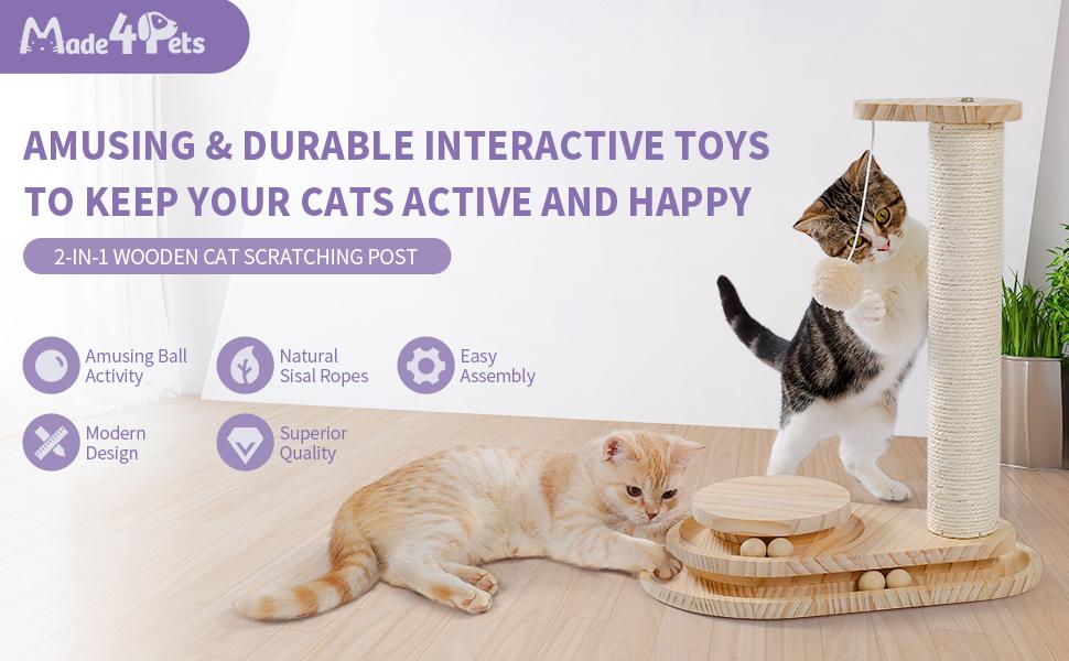 Griffoir pour chat à finition en bois clair, avec corde en sisal sur une tour verticale, et une base interactive fixée comprenant des plateformes en bois, des balles et des cordes suspendues pour le divertissement du chat.