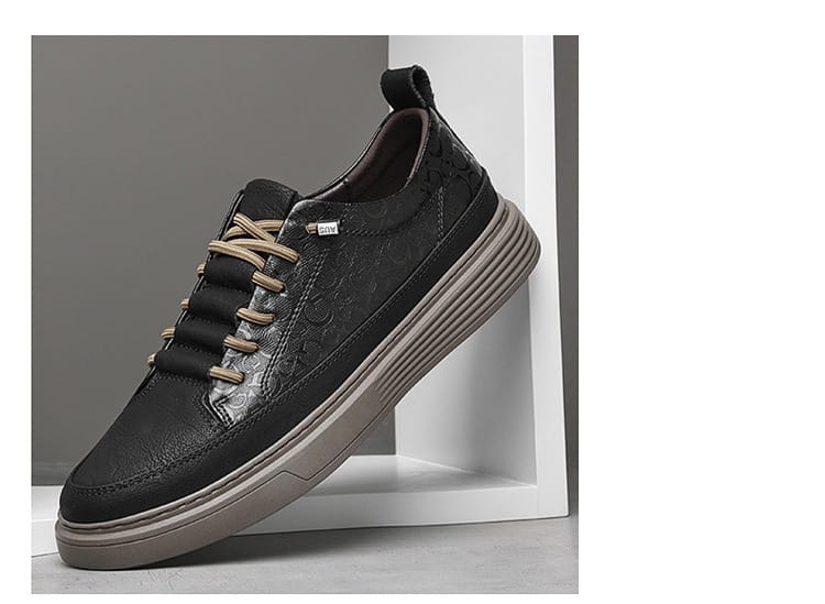 Baskets en cuir pour hommes, sans lacets, décontractées à semelle épaisse, en cuir noir, avec un motif gaufré discret, des lacets beige noisette et une semelle en caoutchouc gris épaisse.