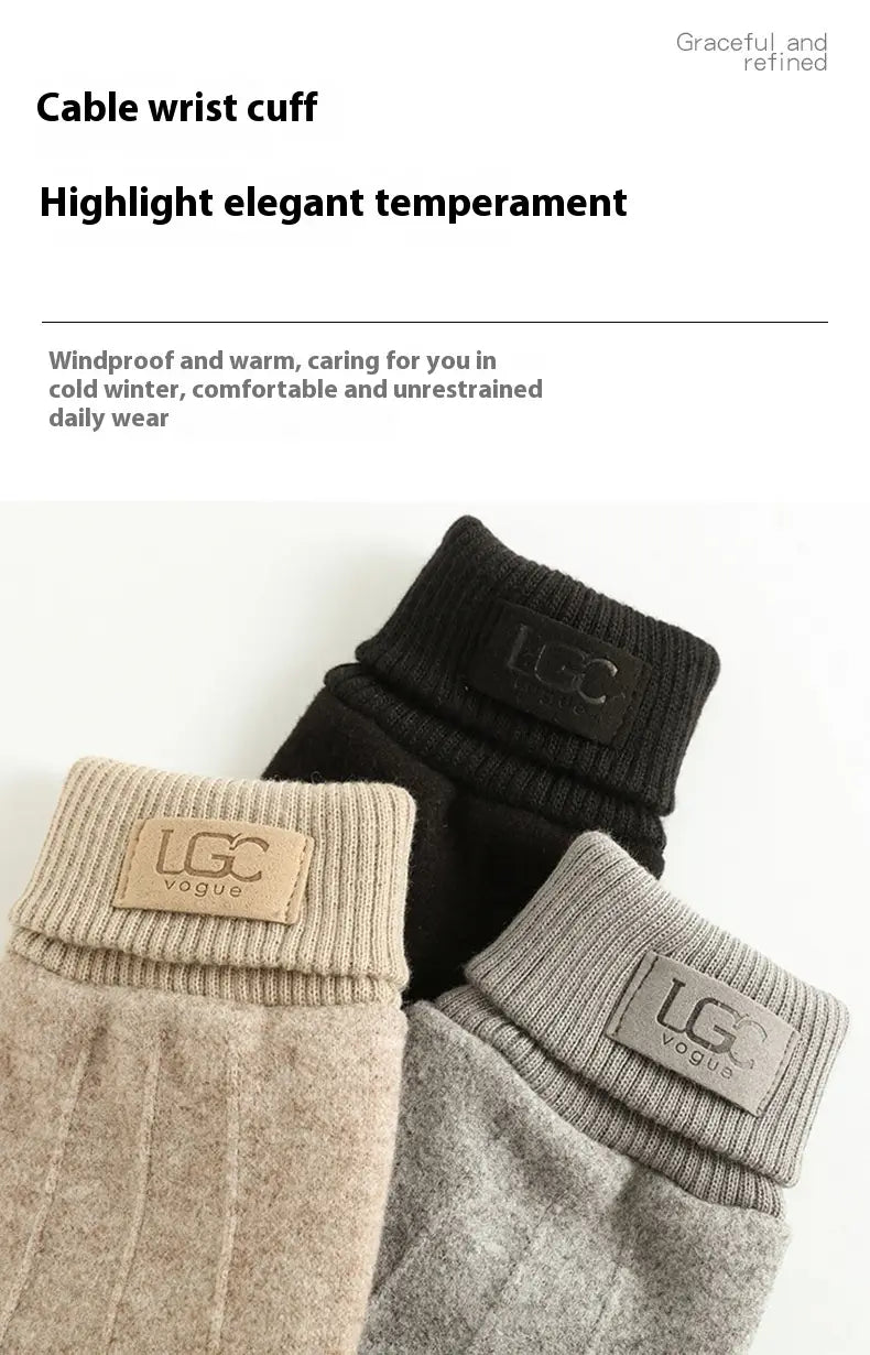 Beige und schwarze gestrickte Kabel-Handgelenkbündchen mit markenbezogenen LG-C-Vogue-Labels an Kaschmir-Touchscreen-Winterhandschuhen für Damen.
