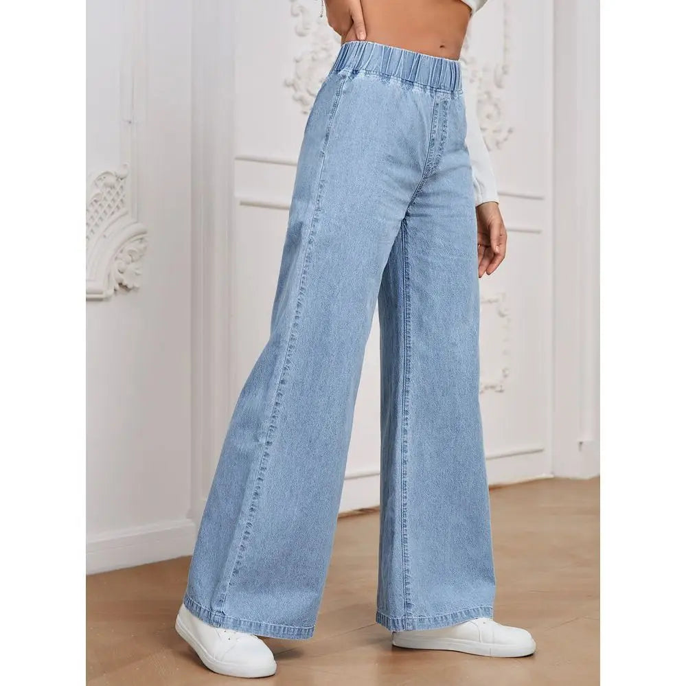 Pantalon en denim à jambes larges délavage clair présentant une taille élastique fabriquée en tissu en denim délavage clair.