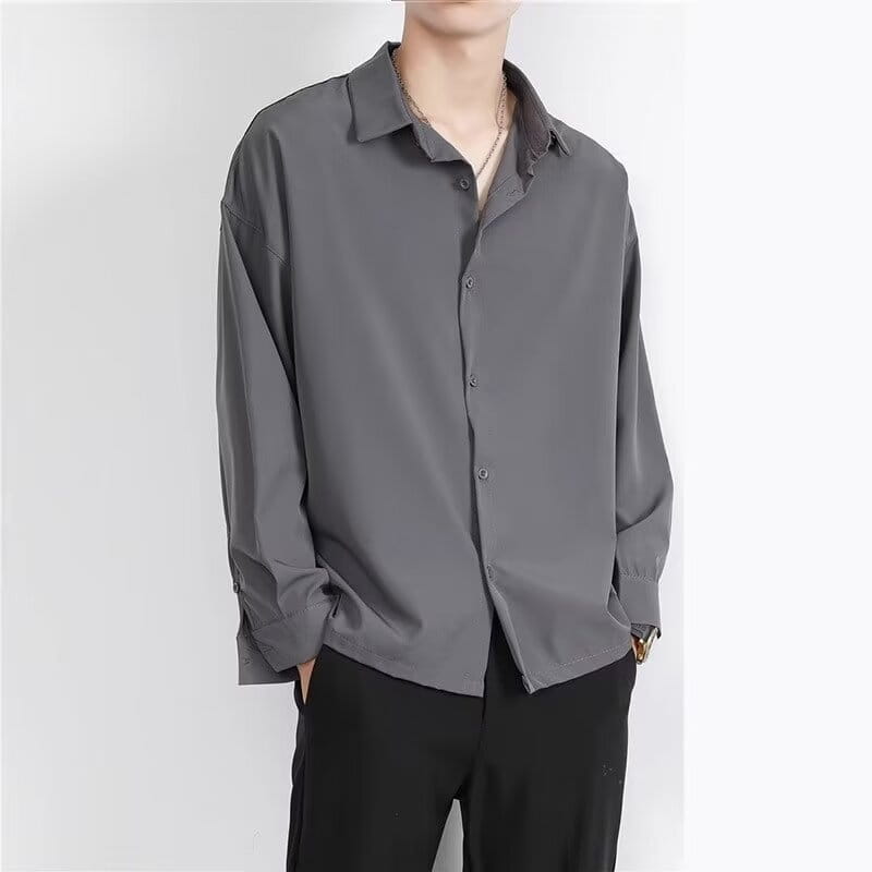 Ein elegantes dunkelgraues Herren-Korean-Slim-Fit-Langarmhemd mit entspannter Passform und dezenter Struktur.