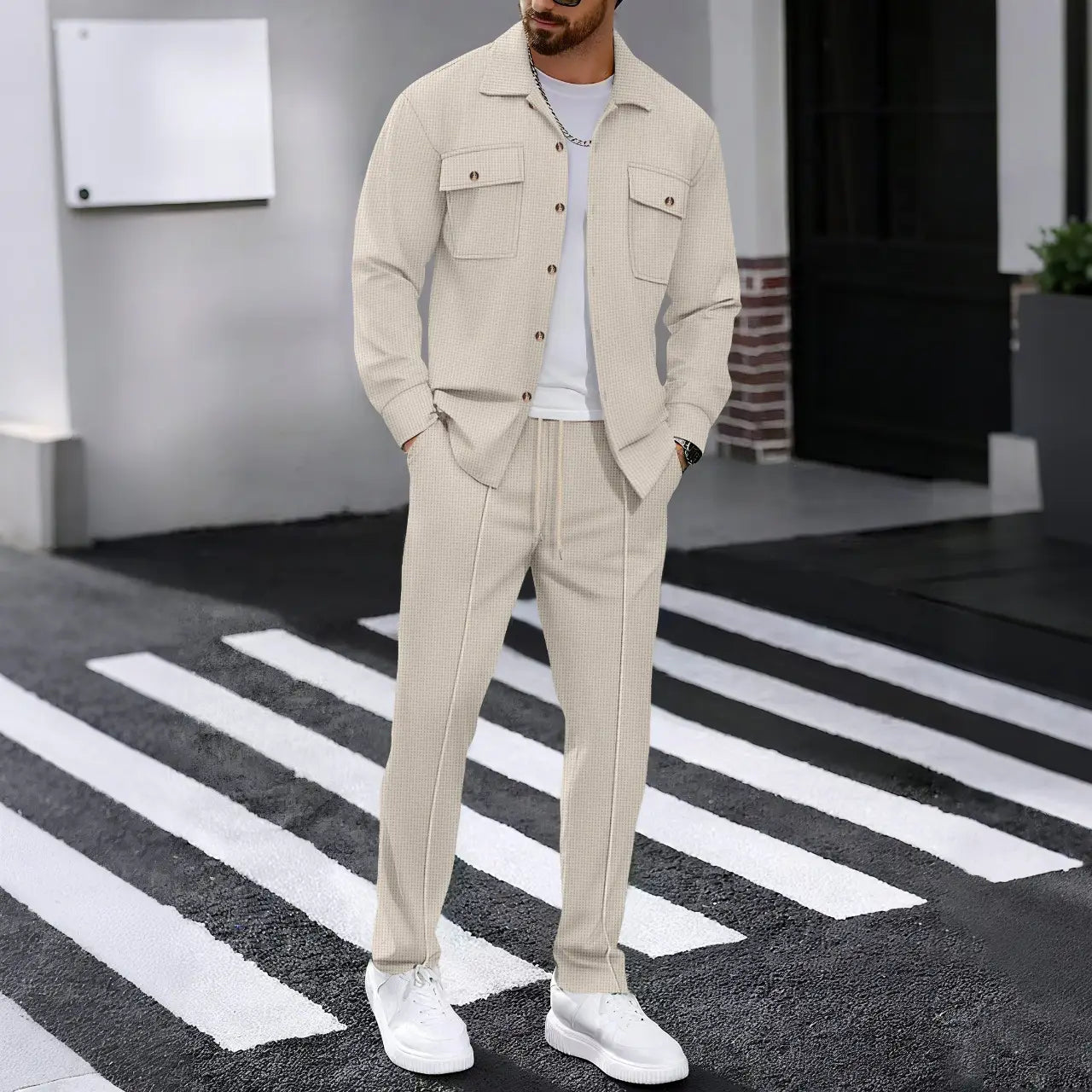 Ensemble pour hommes en molleton de type waffle à manches longues, comprenant une veste en velours côtelé beige avec des poches poitrine boutonnées et un col porté par-dessus un t-shirt blanc.
