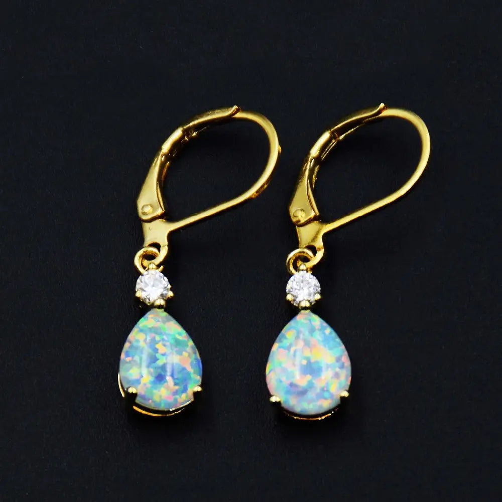 Boucles d’oreilles en or rose avec opales goutte de larmes, fermoirs à levier à l’aspect doré, ornées d’opales bleu et blanc présentant un jeu de couleurs scintillant, rehaussées de petits diamants ronds transparents.