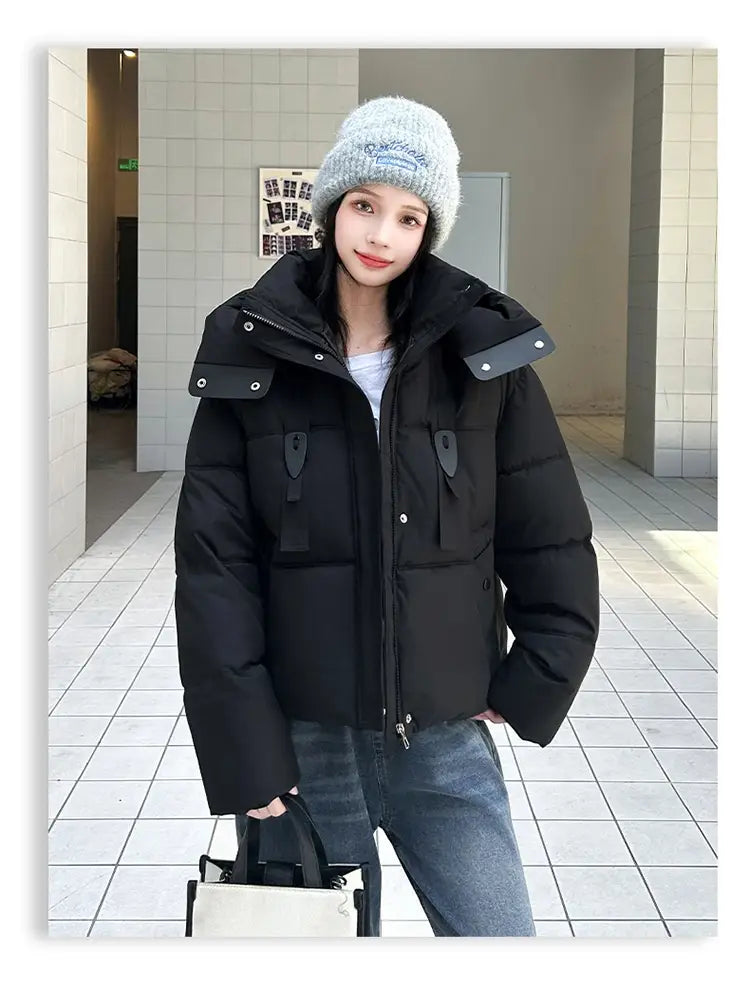 Veste courte matelassée à capuche pour femme noire, avec un motif d’hiver chaud et des patchs d’épaules en tissu noir