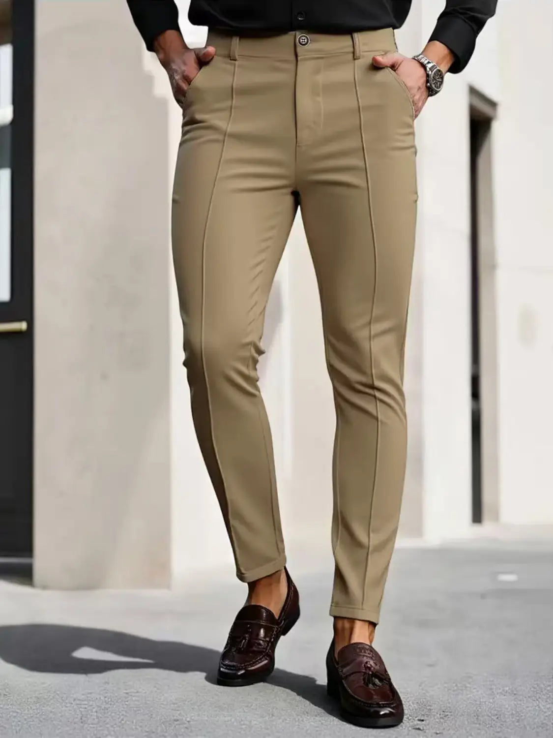 Khakifarbene Herren-Slim-Fit-Stretch-Anzughosen mit maßgeschneidertem Design und dezenten vertikalen Falten.