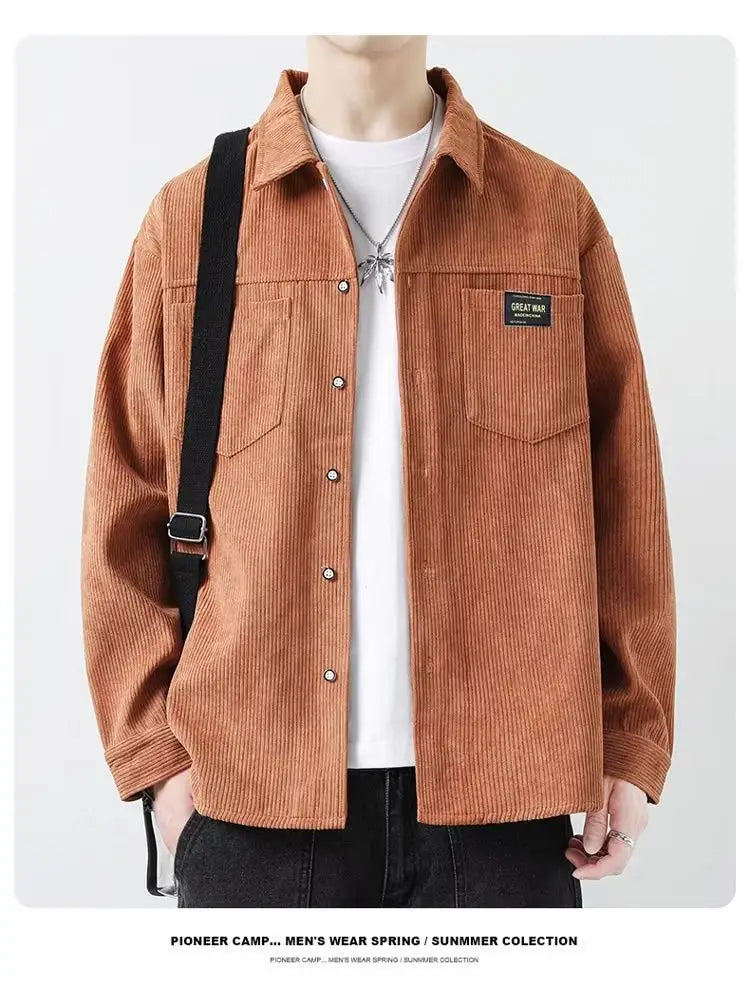 Herren Cordhemd im Casual-Stil mit Langarm in Hellbraun mit Knopfverschluss vorne, Kragen, Brusttaschen und einem schwarzen Markenpatch auf der linken Tasche.