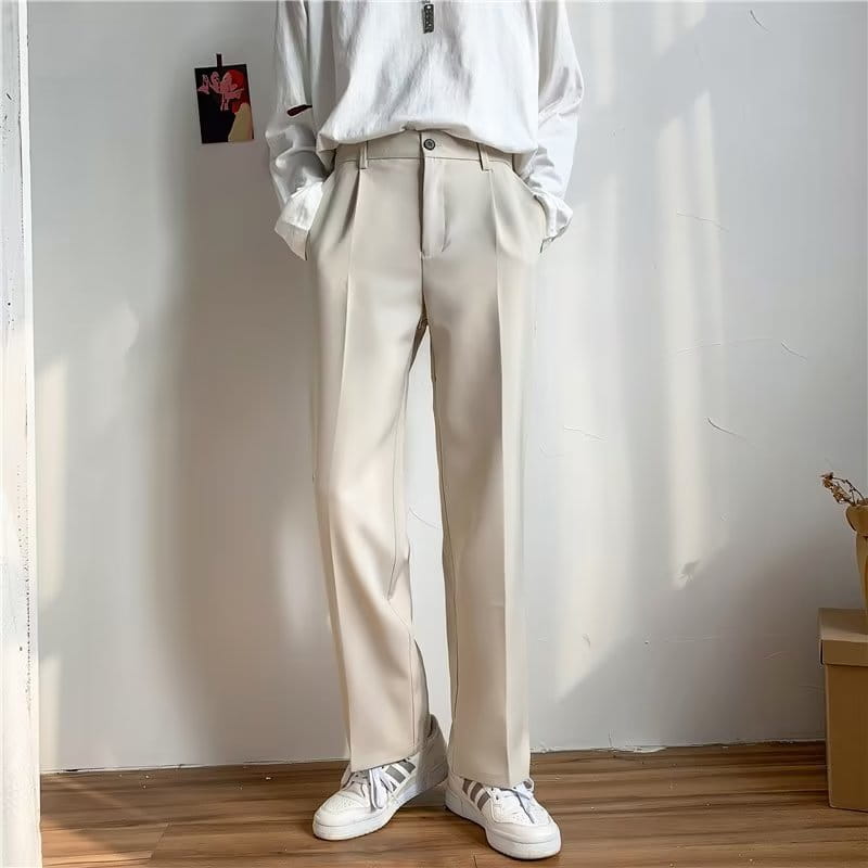 Beige plissierte Straight-Leg-Drapierungsloser Hose mit einem eleganten modernen Schnitt und dezentem Strukturdetail.
