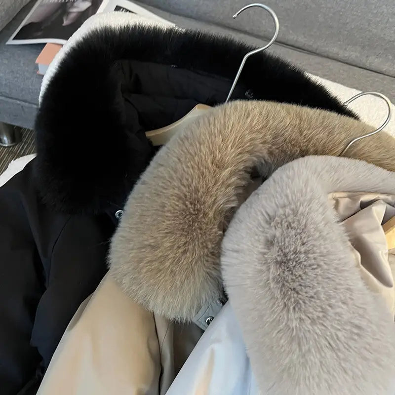 Parka matelassée à capuche avec col de fourrure, avec une capuche douillette doublée de fourrure, aux tons beige clair et gris