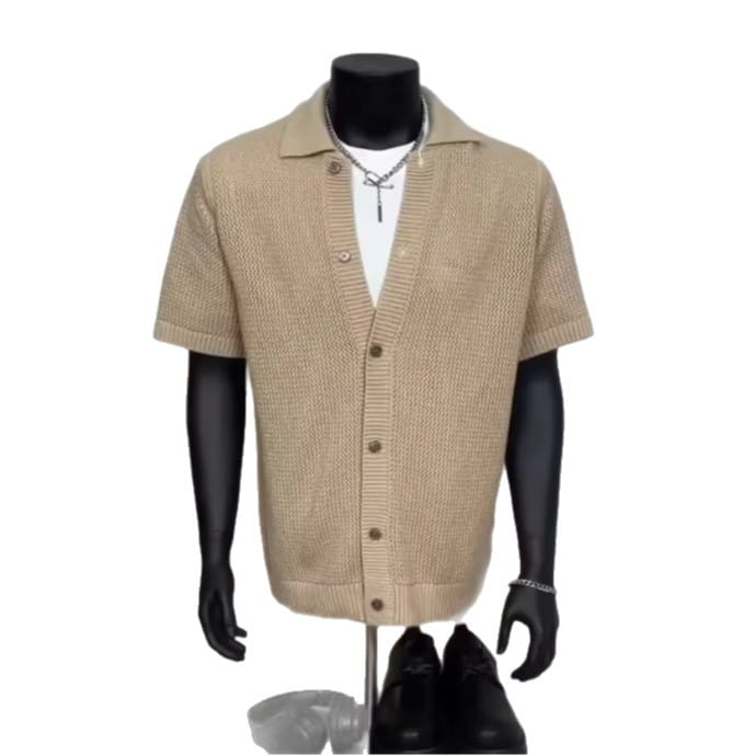 Beiges kurzärmeliges Strick-Cardigan mit Kragen und Knopfleiste, entworfen als Herren-Strick-Poloshirt mit kurzem Ärmel
