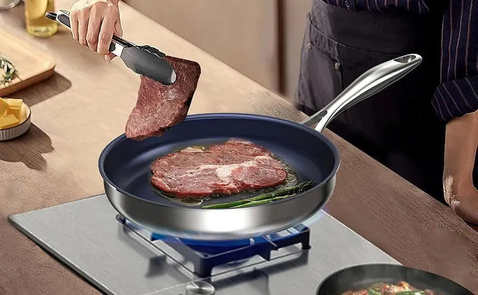Poêle à frire antiadhésive en titane noir avec manche et bord en acier inoxydable, format 10 pouces, conçue pour saisir la viande.
