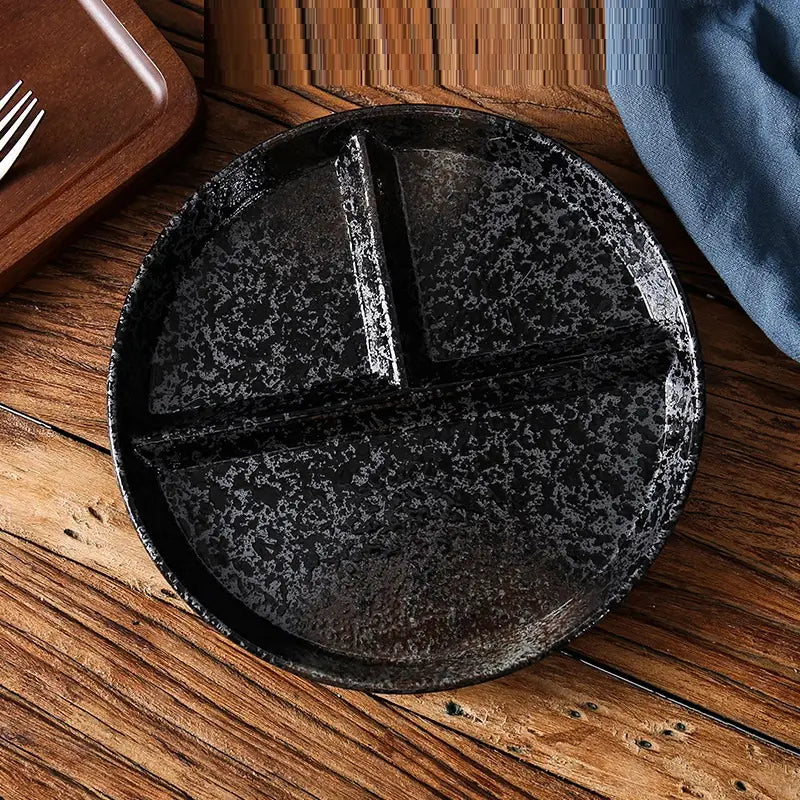 Service d’assiettes de dîner divisées en céramique noire à mouchetures, comprenant trois compartiments et une finition de glaçure à mouchetures.