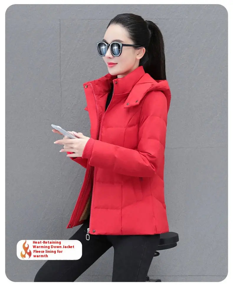 Chaqueta de plumón acolchada roja vibrante, con cuello alto y capucha incorporada, diseñada como abrigo acolchado corto, grueso y abrigador para el invierno para mujer.