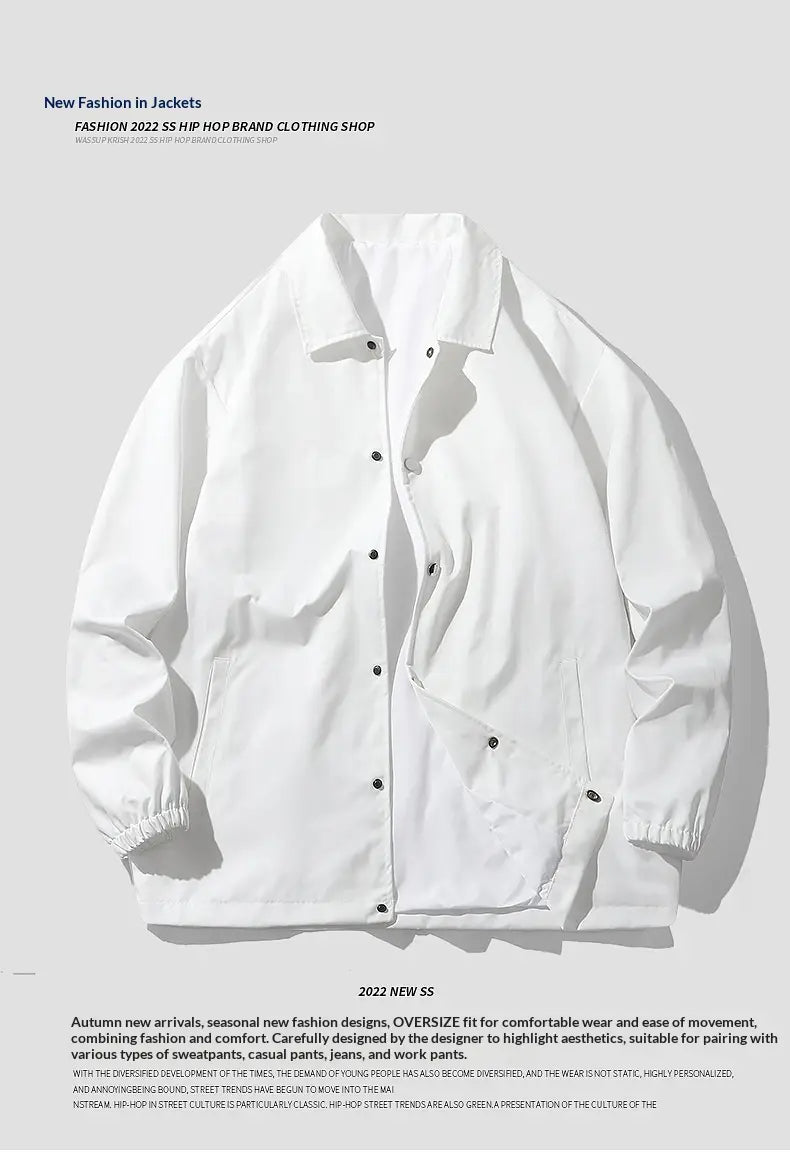 Herren-Japan-Casual-Loose-Coachjacke in Weiß aus Baumwollstoff mit schwarzen Druckknöpfen und elastischen Bündchen.