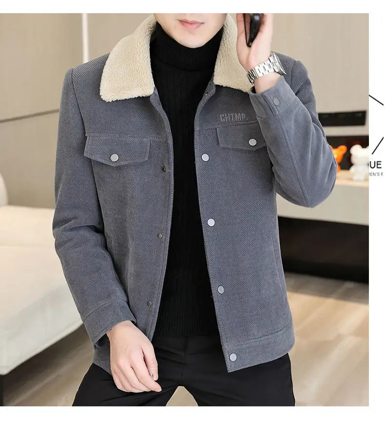 Veste en sergé côtelé doublée de peau retournée pour homme, de couleur grise, avec des boutons argentés et un logo brodé discret sur la poitrine.