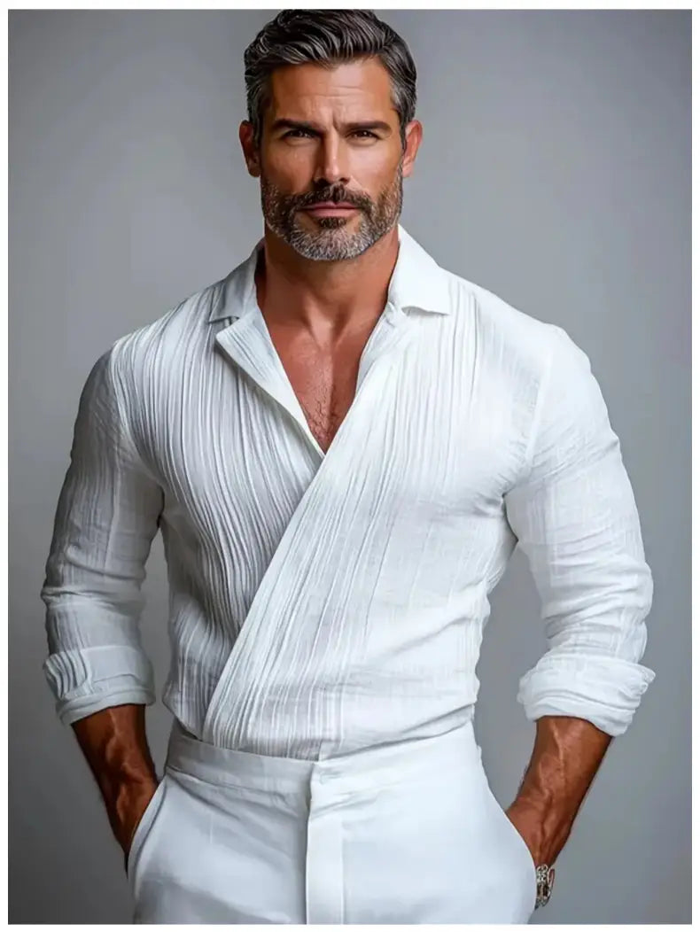 Chemise blanche à effet portefeuille texturé, manches longues, avec un design boutonné plissé et des manches retroussées pour hommes