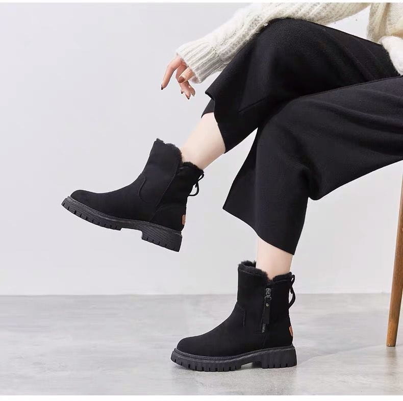 Schwarze Wildleder-Knöchelstiefeletten für Damen mit weichem Fellfutter und robusten Gummisohlen, ausgelegt als Winterstiefel.