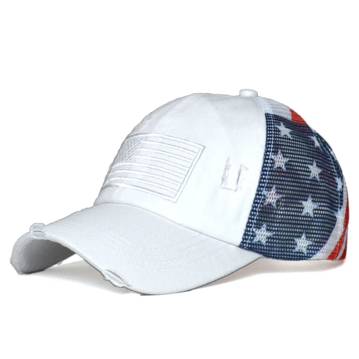 Casquette de type camionneur blanche délavée avec dos en maille, présentant un motif de drapeau américain et un écusson brodé du drapeau à l’avant pour femmes