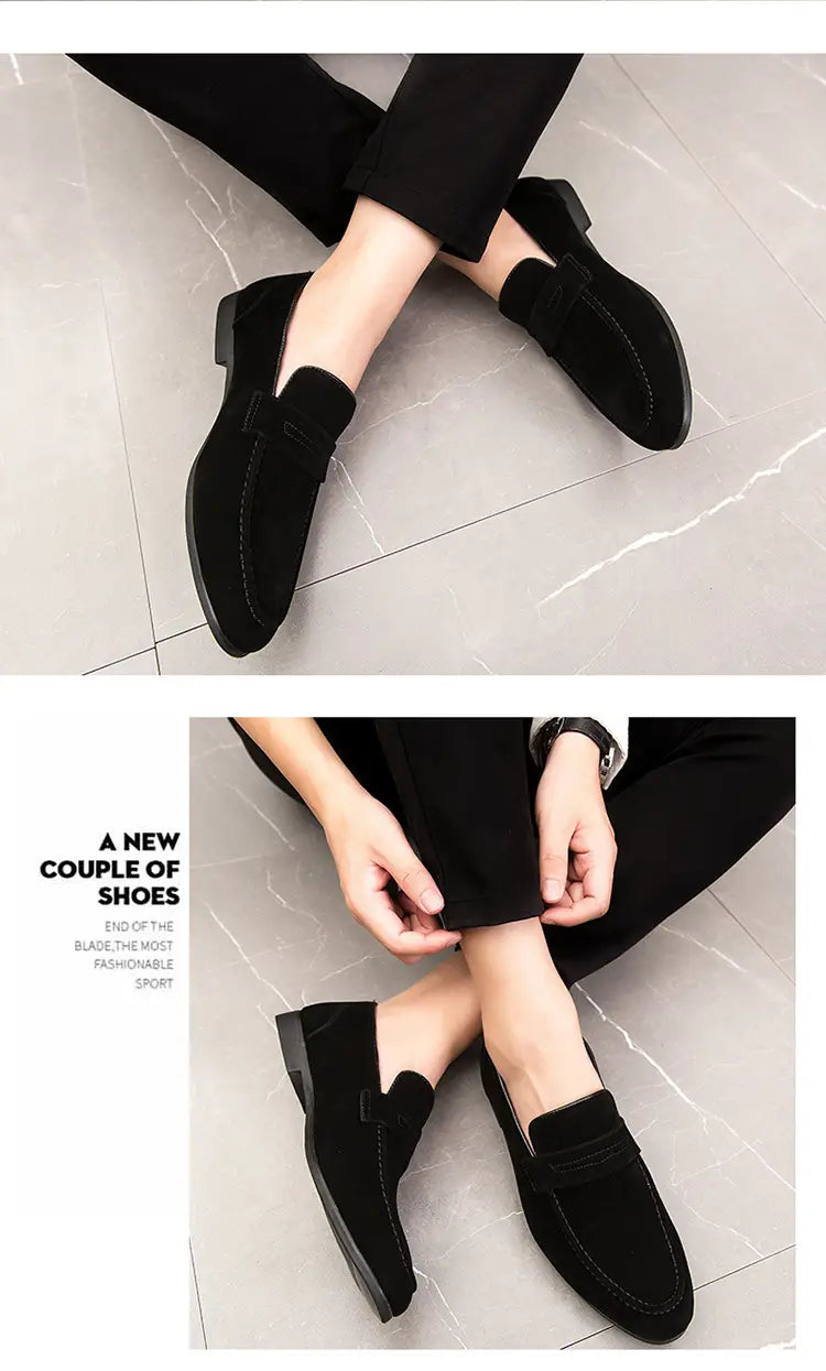 Mocassins en daim à enfiler pour homme en noir : un design classique avec des détails de surpiqûre subtils.