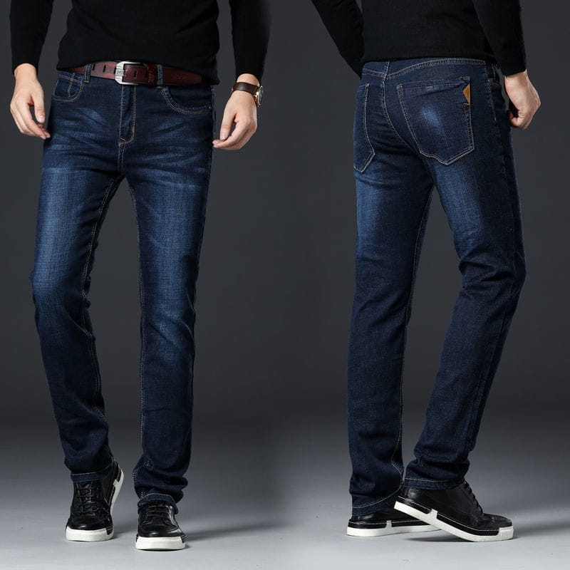 Jeans d’affaires décontractés pour homme à taille haute, coupe slim, avec élasticité, en denim bleu foncé, avec un estompage subtil, des coutures classiques, et une boucle de ceinture en cuir marron.