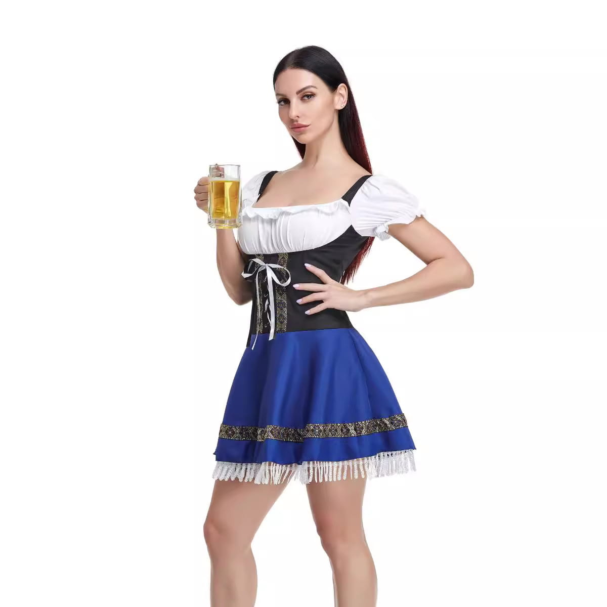 Une femme porte une robe dirndl de style bavarois à corset pour Halloween, à la coupe corset, avec un corsage à manches bouffantes blanches, une taille corsetée à laçage noir et une jupe bleue éclatante ornée d’une broderie dorée et de franges blanches.