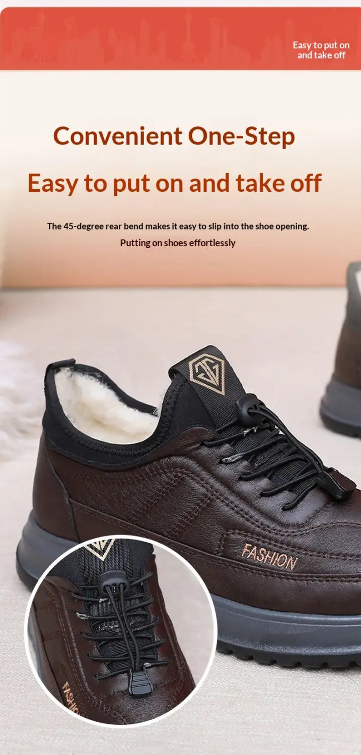 Zapatilla de cuero marrón para hombre con forro de lana de invierno, cordones negros, parte superior con textura y cuello acolchado forrado en lana blanca.