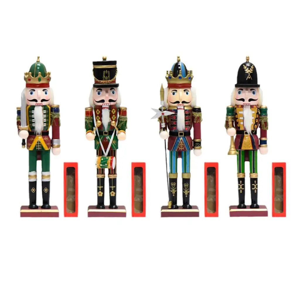 Vier kunstvoll bemalte hölzerne Nussknacker-Soldatenfiguren in lebendigen Rot-, Grün- und Goldtönen aus einem 30-cm-Weihnachtsdeko-Set