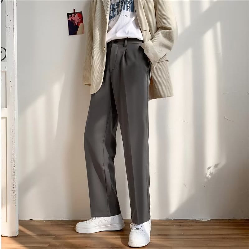 Graue plissierte Straight-Leg-Drapierungsloser Hose mit einem eleganten modernen Schnitt und dezentem Strukturdetail.